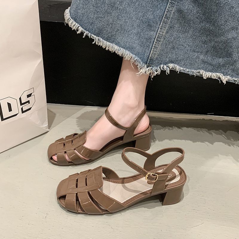✨Giày Sandal Mũi 2025 Mùa Hè Ngoài Mặc Pháp La Mã Rỗng Gót Giày Retro Giữa Nêm Gót Giày 25.7.29