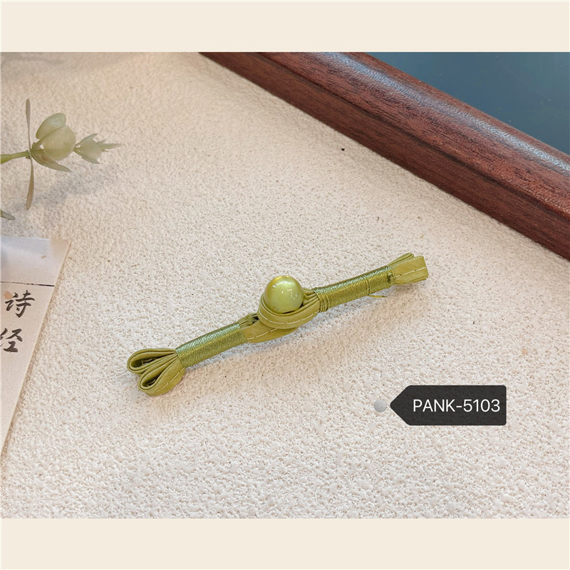 Áo Hanfu màu xanh lá cây với khóa nút dovetail và sườn xám, thiết kế phong cách Trung Hoa cải tiến