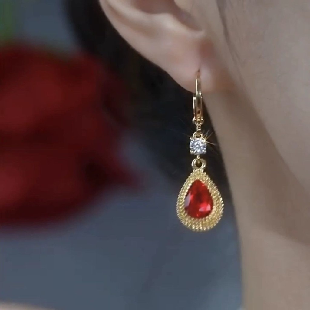 Bông tai nữ thanh lịch với pha lê và kim cương màu đỏ, phù hợp cho các bữa tiệc sang trọng