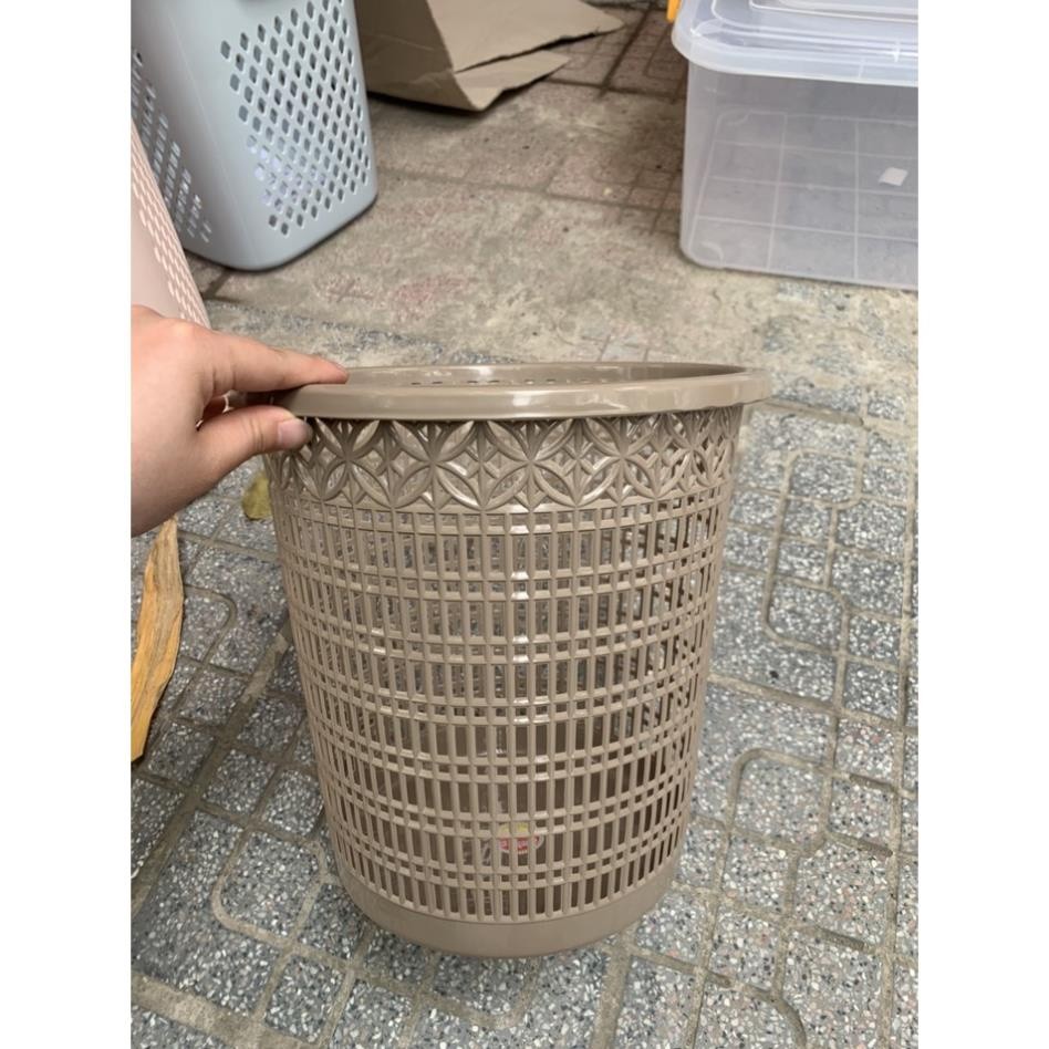 Sọt rác nhựa có quai xách hoa đồng tiền Việt Nhật (5147). Kích thước: 26.5 x 17.5 x 27.5cm