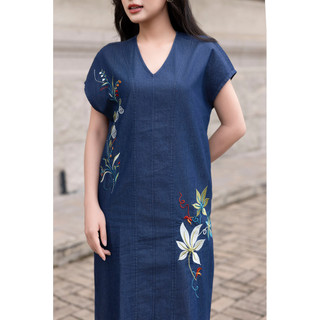 SWANLAKE | Váy Đầm Nữ Midi Suông Xẻ Tà Denim Jean Wash Thêu Hoa Cổ Tim Tay Hến Có Túi Công Sở D12896