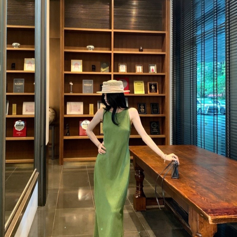Áo vest nữ retro xanh, váy dài eo ôm, phong cách nghỉ dưỡng mùa hè sang trọng