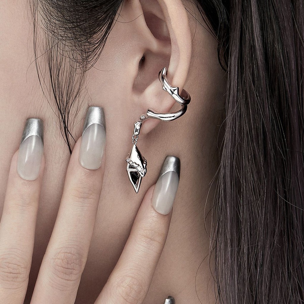Bông tai đinh tán zircon kim loại đen với thiết kế cuộn dây không đều