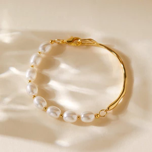 Vòng tay đính cườm mạ vàng đồng, thiết kế ống cong không đều, phụ kiện thanh lịch kiểu Pháp