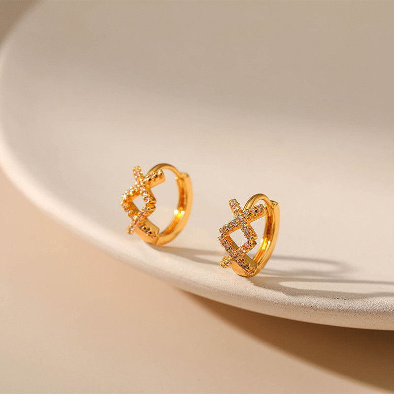 Bông tai vòng Huggie mạ vàng cho nữ, thiết kế đơn giản với đá Cubic Zirconia, phù hợp làm trang sức hàng ngày