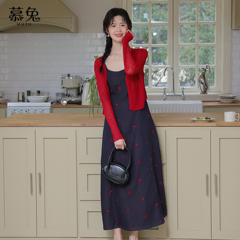 Mutu Cardigan Cổ Chữ V Đỏ & Váy Sling Denim, Phong Cách Retro Hai Mảnh Cho Mùa Hè