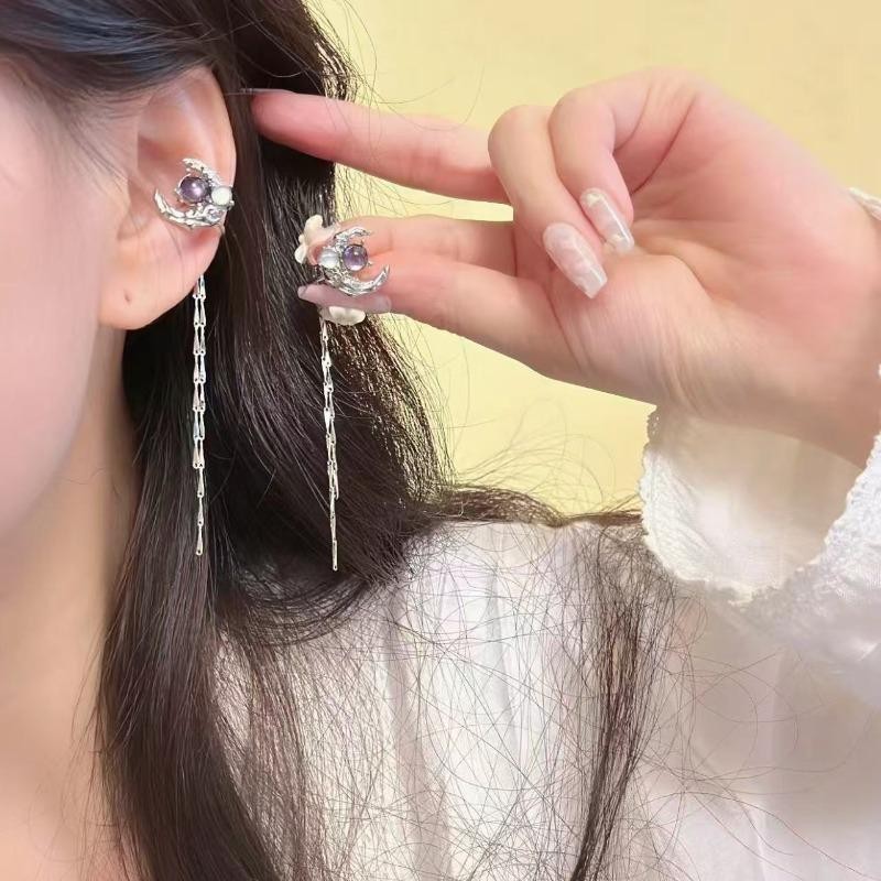 Bông tai mặt trăng tua rua kim cương giả, phù hợp làm quà tặng sinh nhật cho sinh viên