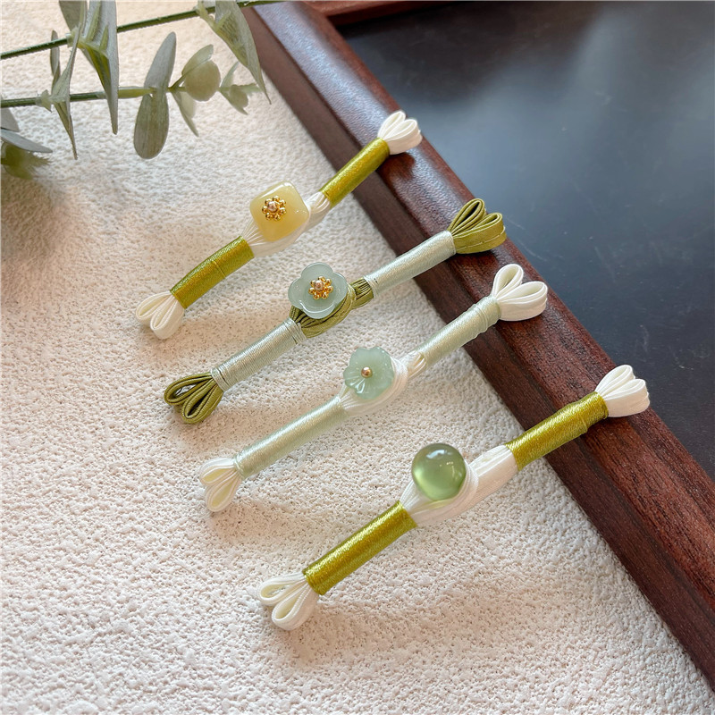 Áo Hanfu màu xanh lá cây với khóa nút dovetail và sườn xám, thiết kế phong cách Trung Hoa cải tiến