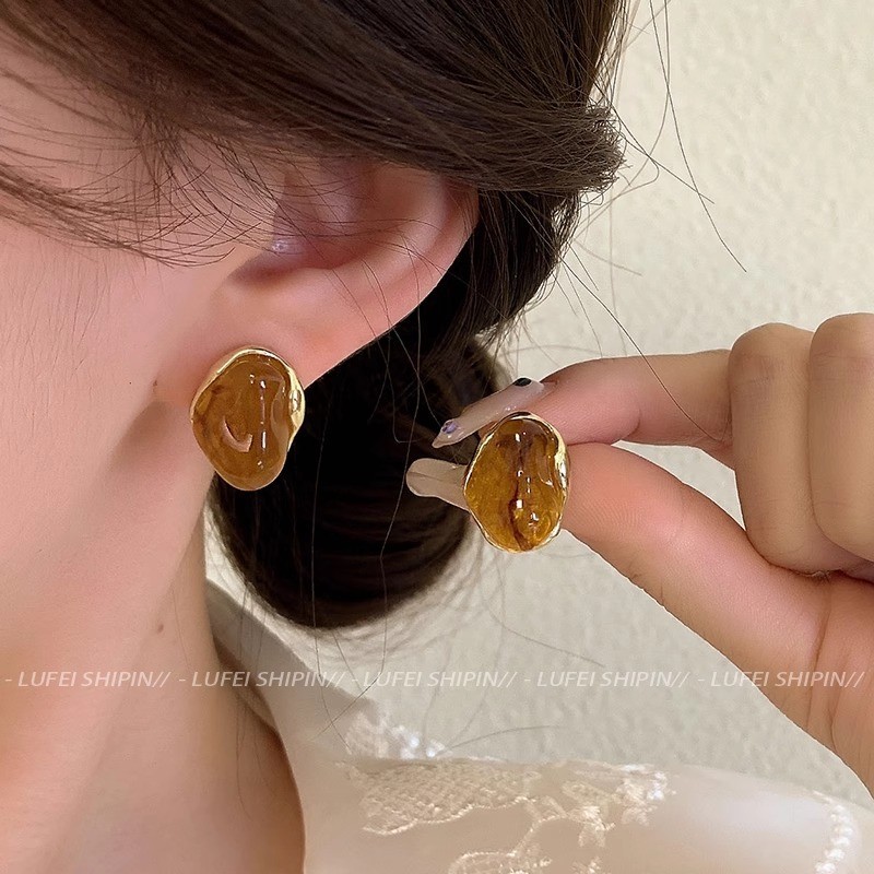 Mẫu bông tai màu cà phê phù hợp xu hướng thời trang mùa hè và thu đông, thiết kế đơn giản