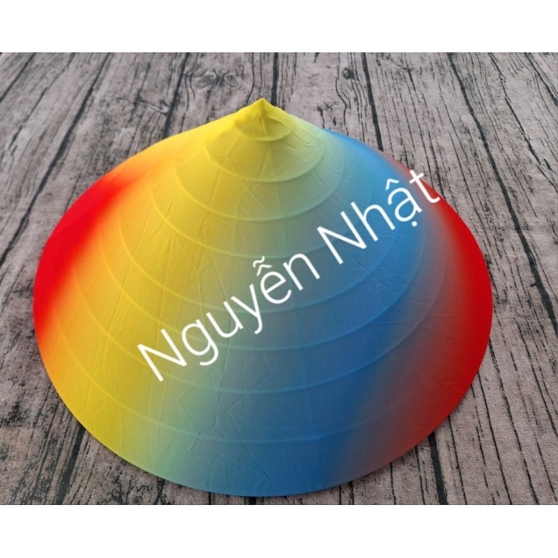Bọc nón in 3D mua về bọc khung sắt hình chóp hoặc nón lá truyền thồng để làm đạo cụ biểu diễn văn nghệ