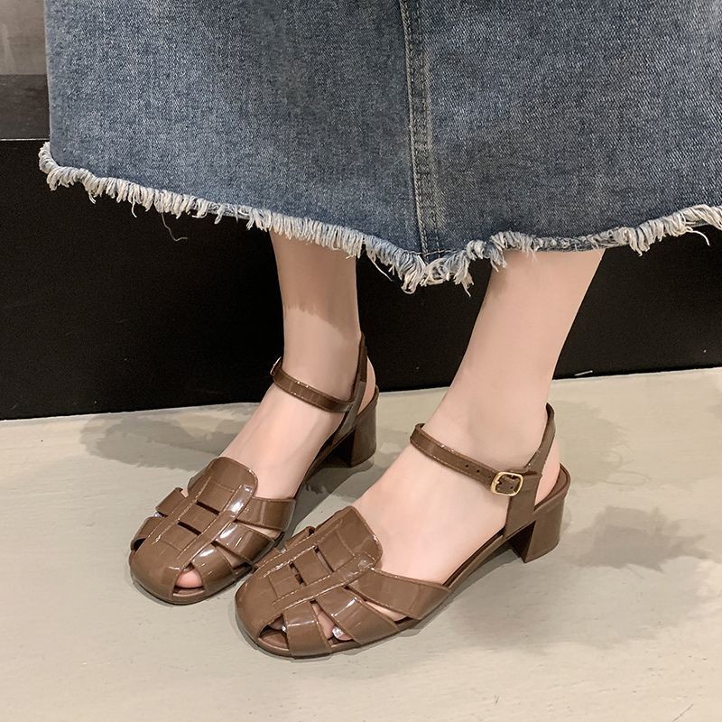 ✨Giày Sandal Mũi 2025 Mùa Hè Ngoài Mặc Pháp La Mã Rỗng Gót Giày Retro Giữa Nêm Gót Giày 25.7.29