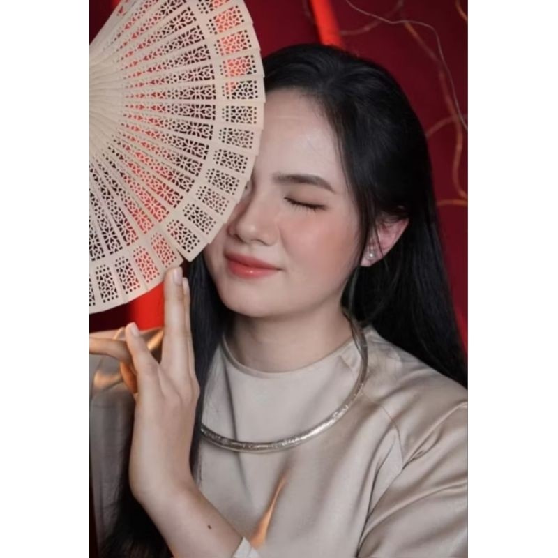 Vòng kiềng bạc đeo cổ có hoa văn dùng kết hợp áo dài để chụp ảnh, vòng kiềng dân tộc tày nùng dùng để biểu diễn văn nghệ