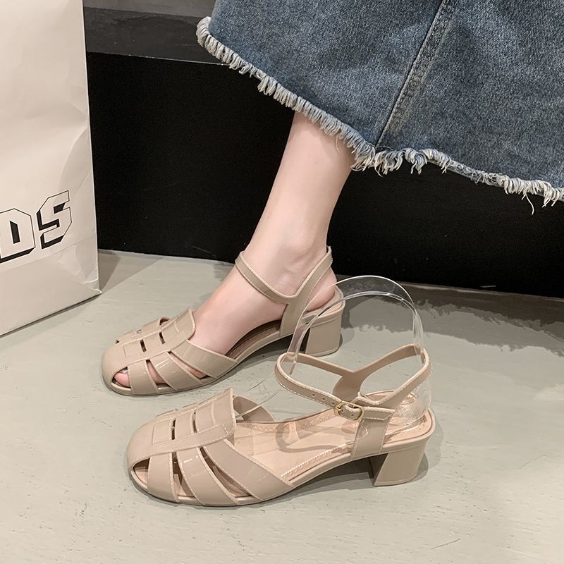 ✨Giày Sandal Mũi 2025 Mùa Hè Ngoài Mặc Pháp La Mã Rỗng Gót Giày Retro Giữa Nêm Gót Giày 25.7.29