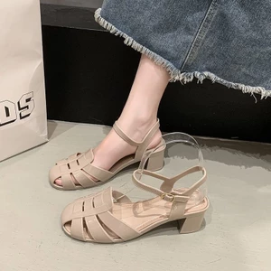 ✨Giày Sandal Mũi 2025 Mùa Hè Ngoài Mặc Pháp La Mã Rỗng Gót Giày Retro Giữa Nêm Gót Giày 25.7.29