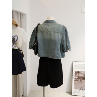 Áo khoác denim màu xanh nhạt phong cách Hàn Quốc, phù hợp mùa hè với thiết kế tay ngắn và kiểu dáng retro