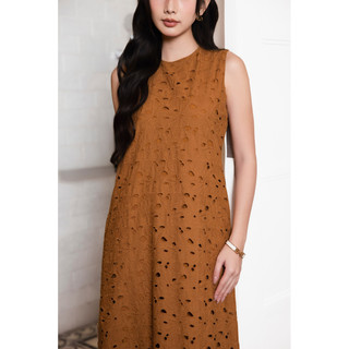 SWANLAKE | Váy Đầm Nữ Sát Nách Maxi Suông Xẻ Tà Vải Cotton Thêu Đục Lỗ Có Lót Cổ Tròn Có Túi D11719