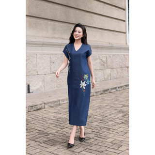 SWANLAKE | Váy Đầm Nữ Midi Suông Xẻ Tà Denim Jean Wash Thêu Hoa Cổ Tim Tay Hến Có Túi Công Sở D12896