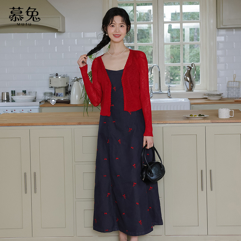 Mutu Cardigan Cổ Chữ V Đỏ & Váy Sling Denim, Phong Cách Retro Hai Mảnh Cho Mùa Hè