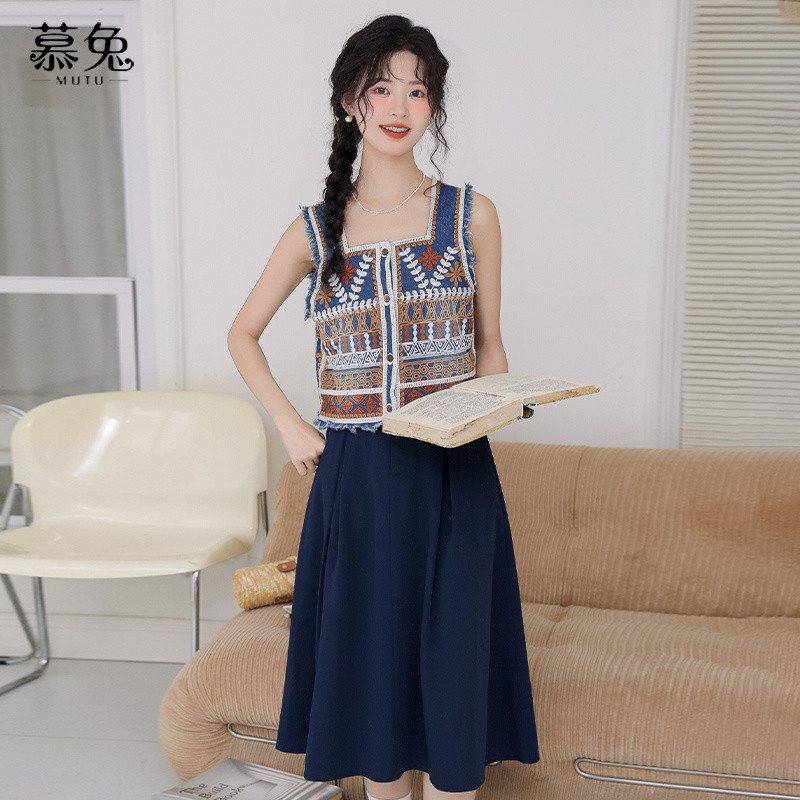 Váy Mutu phong cách Pháp màu xanh hải quân cổ chữ A rời, thiết kế ôm dáng phù hợp cho mùa hè