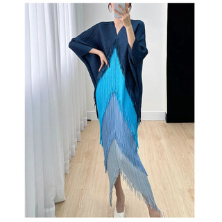 Đầm Miyake cổ chữ V tay búp bê, thiết kế xếp ly lớn, phù hợp tập luyện và thời trang hàng ngày, thanh lịch