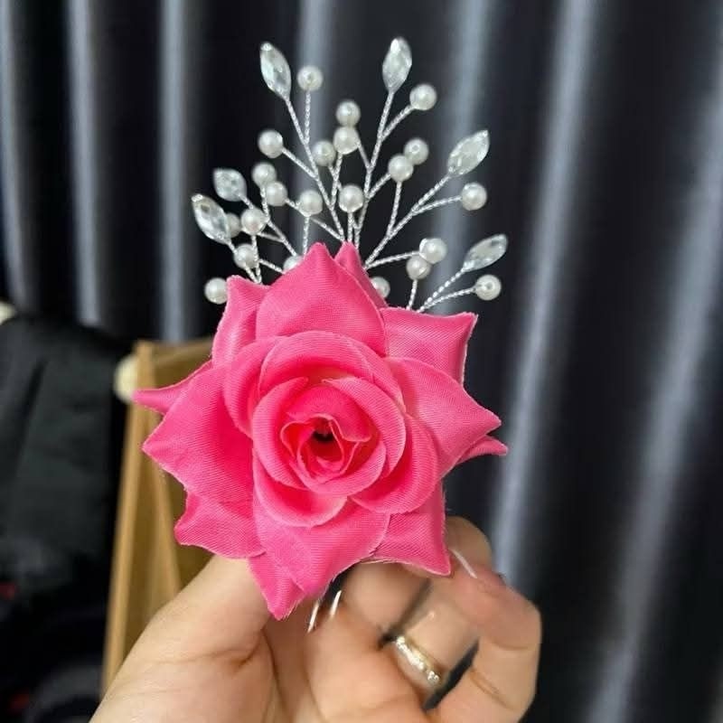 Cài tóc 1 bông hoa hồng có kèm kẹp mõ vịt, dùng để cài đầu biểu diễn văn nghệ