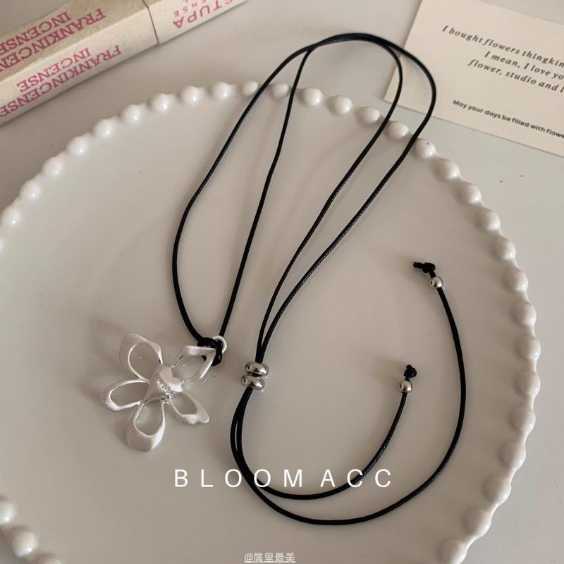 Hàn Quốc ins Blogger Hoa Rỗng Dây Đen Kéo Vòng Cổ Có Thể Điều Chỉnh, Đơn Giản Đa Năng Đơn Giản Tính Khí Dây Xích Dài