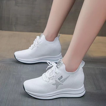 Giày thể thao thông thường Giày nữ Hàng có sẵn Khuyến mãi Lưới Giày thoáng khí Giày mềm mại thoải mái Giày vừa vặn Bay dệt bên trong Giày vải tăng chiều cao Giày thể thao Giày nữ thời trang Bố phù hợp