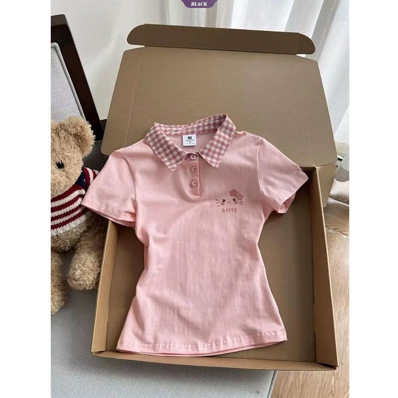 Áo thun nữ cổ polo màu hồng họa tiết kẻ sọc và hình hoạt hình, tay ngắn dáng slim fit