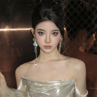 Charm đính hoa kim cương và bông tai tua rua, phong cách dài phù hợp với khuôn mặt, thiết kế nhỏ nhắn