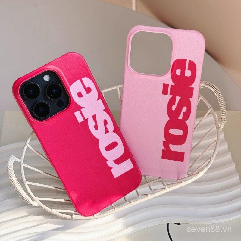 Ốp Điện Thoại Thích Hợp Cho iPhone rosie Letter 17 / 16 / 15promax / 14 Vỏ Cứng 13 / 12 / 11pro Niche xsmax / xr Sáng Tạo Chống Sốc Lỗ Lớn Bao Gồm Tất Cả XHX8