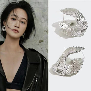 1 Đôi Bông tai xếp li kim loại phóng đại khí chất bạc