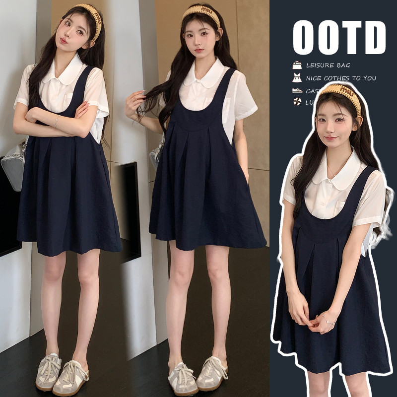 Bộ đồ bà bầu gồm áo sơ mi ngắn tay và váy dây đeo dáng rộng, thoáng mát cho mùa hè