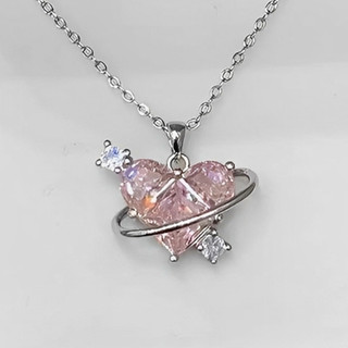 Vòng cổ hình trái tim sang trọng với mặt dây chuyền sáng bóng, phù hợp làm quà tặng cho cô dâu và các sự kiện quan trọng