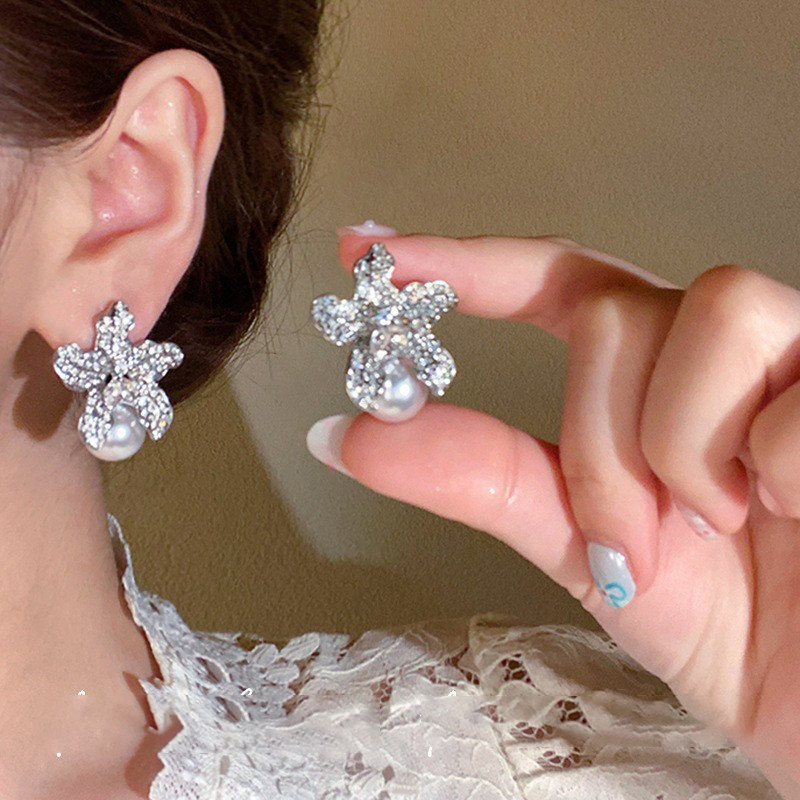 Bông Tai Hàn Quốc Kim Cương Zircon và Hoa Ngọc Trai Lily - Quà Tặng Sinh Nhật Cho Sinh Viên