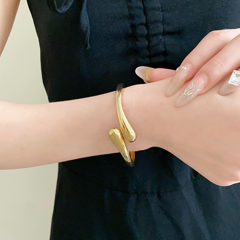 Châu Âu và Hoa Kỳ xuyên biên giới thả nước mở vòng tay thích hợp đơn giản khí chất vòng tay kim loại thời trang cá tính gió lạnh trang trí tay người phụ nữ