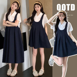 Bộ đồ bà bầu gồm áo sơ mi ngắn tay và váy dây đeo dáng rộng, thoáng mát cho mùa hè