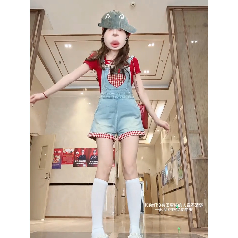 [YU]Yếm denim trái tim đáng yêu, kết hợp áo sơ mi đỏ cơ bản, set hai mảnh phong cách đại học.