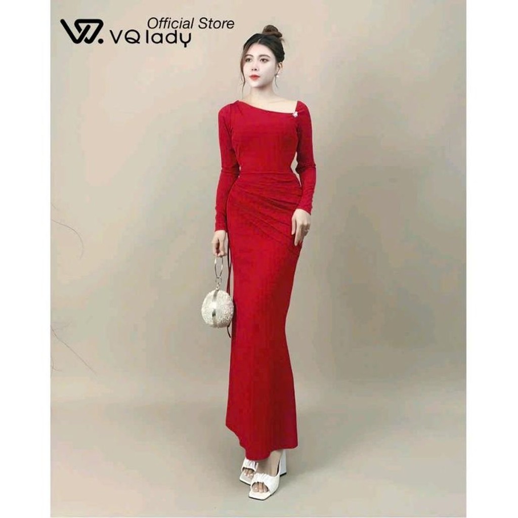 Đầm body dài ôm sát cùng chất liệu ladong đen, tôn dáng và mang đến vẻ đẹp sang trọng cho phái nữ