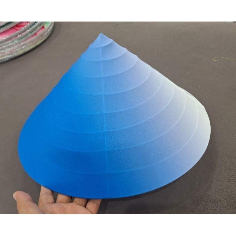 Bọc nón in 3D mua về bọc khung sắt hình chóp hoặc nón lá truyền thồng để làm đạo cụ biểu diễn văn nghệ