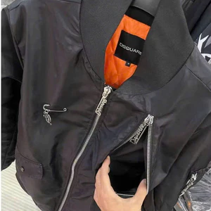Áo Khoác Gió Cài Ghim D2 KCloset Áo Bomber Khóa Kéo Chất Dù Dày Dặn Thêu Lưng Đại Sứ Quán NA950