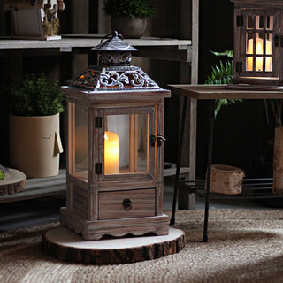Trang Trí Nhà Cửa Retro Gỗ Kính Gió Đèn Sắt Nghệ Thuật Tầng Giá Đỡ Nến Chống Gió Phong Cách Châu Âu Trang Trí Đồ Trang Trí Đèn Ngựa Đau Khổ Giá Đỡ Nến
