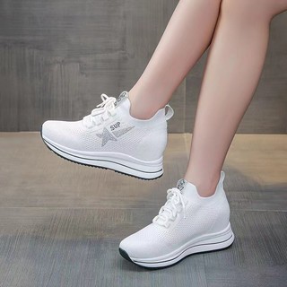 Giày thể thao thông thường Giày nữ Hàng có sẵn Khuyến mãi Lưới Giày thoáng khí Giày mềm mại thoải mái Giày vừa vặn Bay dệt bên trong Giày vải tăng chiều cao Giày thể thao Giày nữ thời trang Bố phù hợp