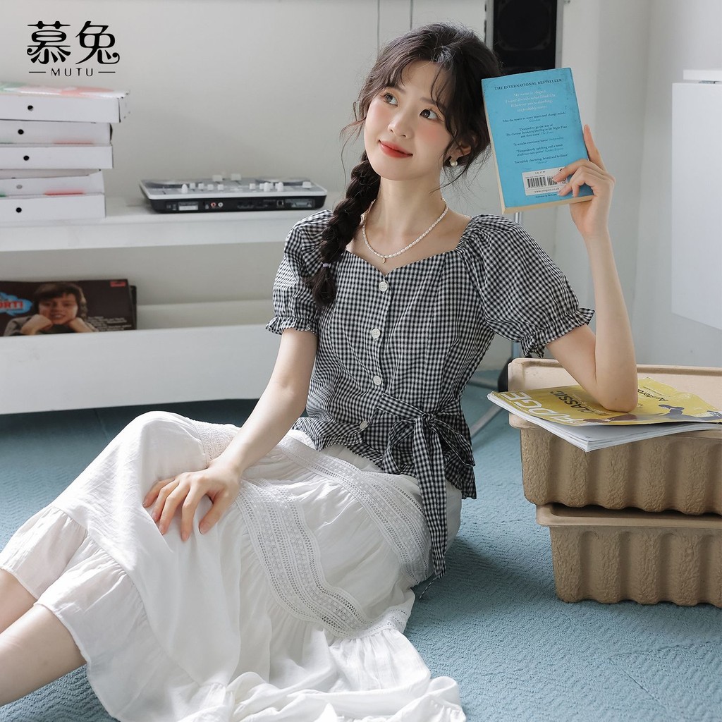 Bộ đồ Mutuke ngọt mặn gồm áo sơ mi kẻ sọc tay ngắn trắng và váy chữ A cao hai mảnh phù hợp mùa hè