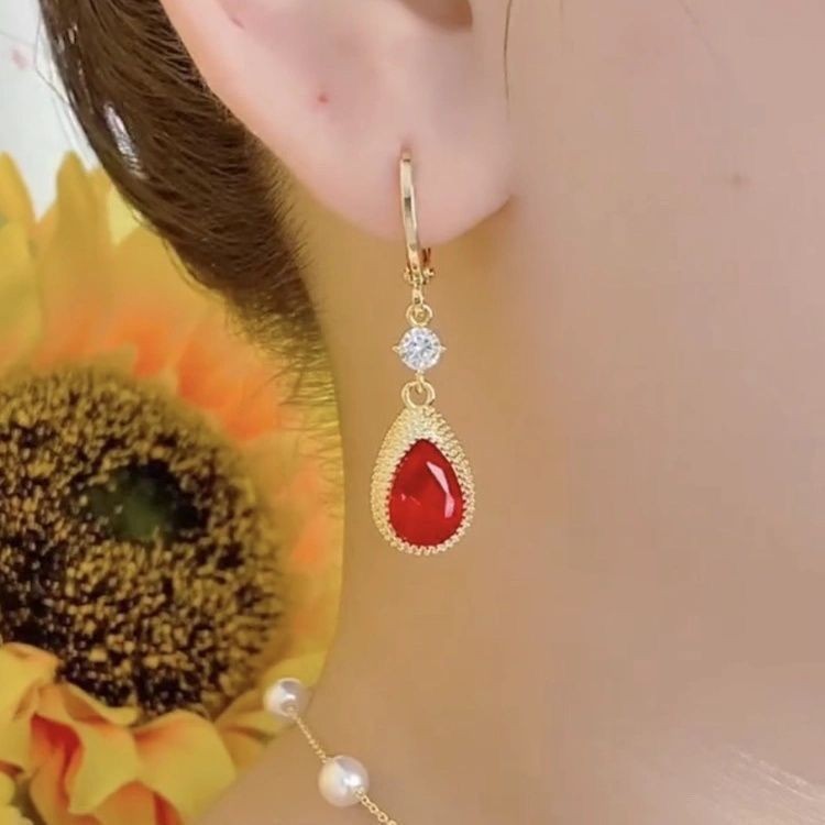 Bông tai nữ thanh lịch với pha lê và kim cương màu đỏ, phù hợp cho các bữa tiệc sang trọng