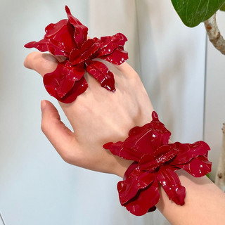 Vòng tay hoa ba chiều cổ điển màu đỏ đậm, thiết kế cao cấp