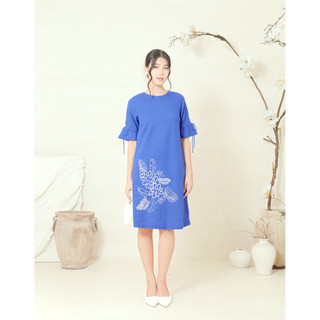 SWANLAKE | Váy Đầm Suông Tay Lỡ Xòe Dây Rút Thêu Hoa Chạy Nét Vải Linen Có Túi Trung Niên - D11987