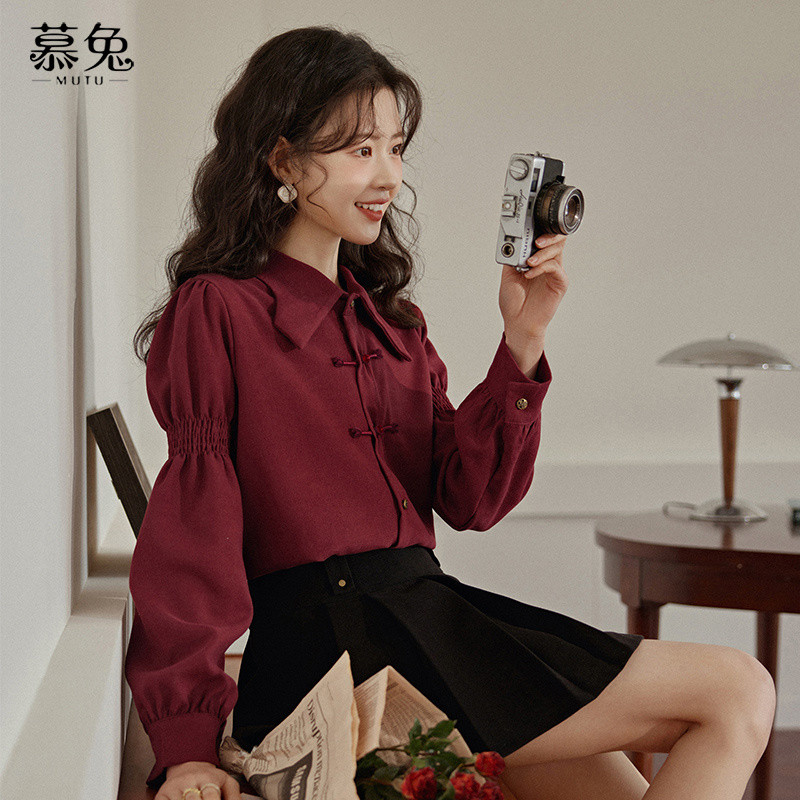Mutu Retro Phong Cách Hồng Kông Áo Sơ Mi Dài Tay Màu Đỏ Nữ Mùa Xuân 2026 Phong Cách Mới Thiết Kế Độc Đáo Niche Top