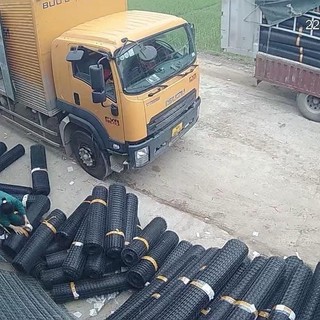 Hàng loại 1: cao 1,5m dài 50m ô 3x4cm. Dùng làm chuồng gà. Hàng rào nặng 12kg làm hàng rào, làm chuồ