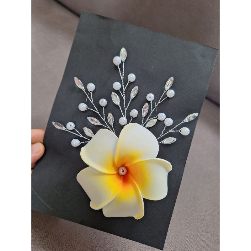 cài tóc hoa sứ (hoa đại) dùng để biểu diễn văn nghệ, được kết đá lấp lánh hạt trai nhựa siêu dễ thương