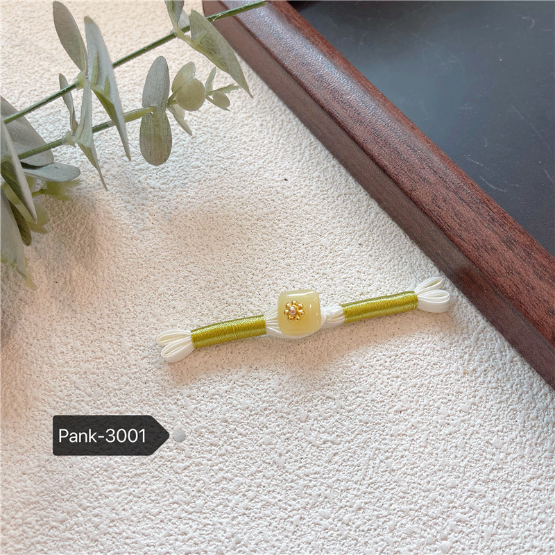 Áo Hanfu màu xanh lá cây với khóa nút dovetail và sườn xám, thiết kế phong cách Trung Hoa cải tiến